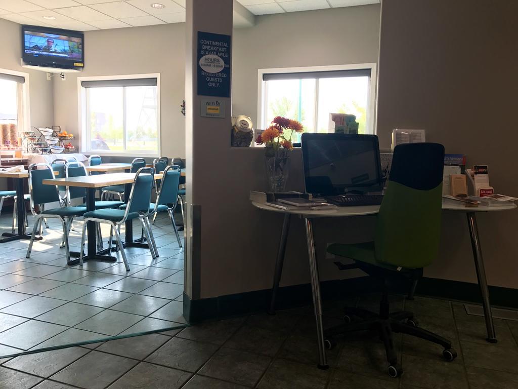 Super 8 By Wyndham Kindersley מראה חיצוני תמונה